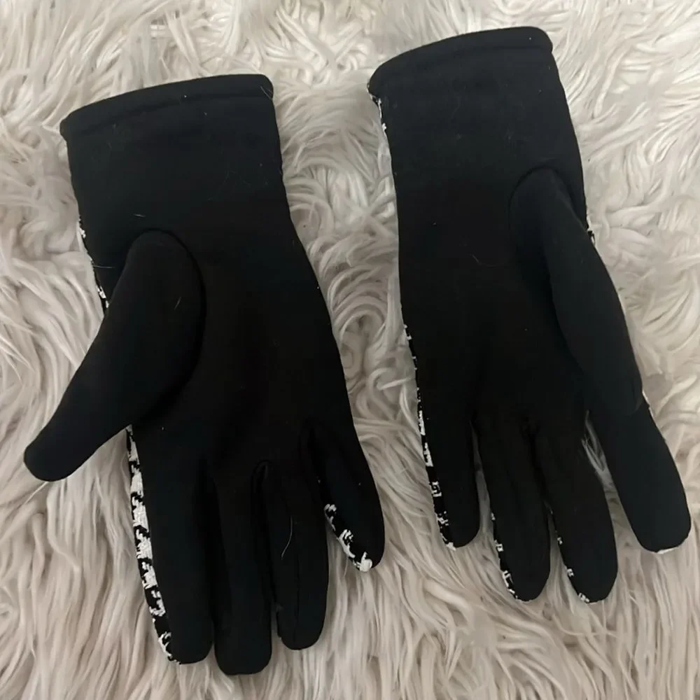 HOUNDSTOOTH KNIT BLACK & WHITE 100% POLYESTER FACE 100% RAYON BACK GLOVES SZ O/S